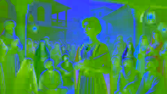 Soraya se presenta con confianza en una aldea persa, empuñando un dagger mientras los aldeanos la observan con admiración y respeto.