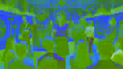 Uma mulher dando uma palestra em um museu.