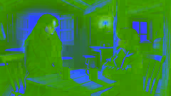 Pilar et son amour d'enfance partagent une conversation chaleureuse dans un café douillet, tandis que la neige tombe dehors.