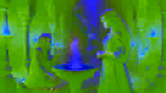 Leyla contempla uma piscina luminescente no cume de uma montanha na Capadócia, testemunhando uma visão de seu futuro.