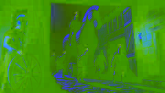 Los guerreros griegos emergen del caballo de madera en Troya bajo la luz de la luna, preparándose en silencio para abrir las puertas de la ciudad.