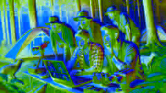 El equipo que revisaba las grabaciones en su campamento durante el día se reunió alrededor de una laptop, con expresiones de asombro.