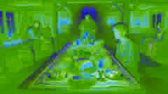 Hans en una posada medieval, maravillándose ante el mantel mágico cubierto de diversas comidas deliciosas.