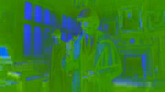 Sherlock Holmes, el Dr. Watson y el inspector Lestrade están buscando en una mansión abandonada.