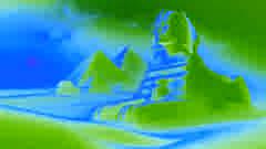 Le Grand Sphinx et les pyramides de Gizeh au coucher du soleil, baignés dans une lumière dorée.
