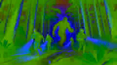 Mark y su equipo persiguen al Yowie por la noche a través del denso bosque, con linternas que iluminan el camino.