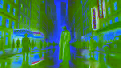 Accompanyé par le tumulte de New York, Assuérus déambule dans les rues animées, se fondant dans la foule contemporaine.