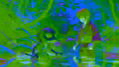 Hiroshi se encuentra con el Kappa en la orilla del río, mientras la criatura emerge del agua y lo observa fijamente.