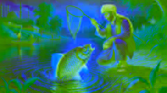 El pescador Ali sostiene un brillante pez dorado en la orilla del río, rodeado de vegetación exuberante y aguas centelleantes.
