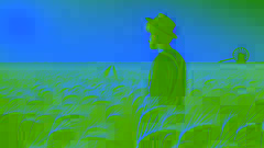 Un agricultor se encuentra en un campo de trigo dorado, contemplando el horizonte bajo un cielo despejado, esperando que sus cultivos crezcan.