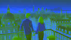 Um casal apreciando a vista da cidade a partir de um terraço.