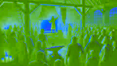 Kaveh reúne a los aldeanos en su forja, levantando su estandarte en alto mientras ellos escuchan con determinación.
