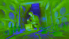 Félix Weiss descubre un relicario en la tenue y oscura bodega del Schattenschloss, rodeado de telarañas y botellas rotas.
