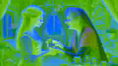 La señora Simone le entrega a Émilie un relicario.