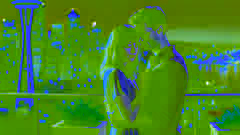Christian y Anastasia se reúnen en una azotea por la noche, con las luces de la ciudad de Seattle brillando a sus espaldas, simbolizando esperanza y afecto.
