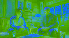 Yu Tsun rencontre le Dr Albert dans un chaleureux bureau rempli de livres et de rouleaux chinois, lors d'une discussion importante.