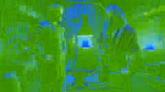 Fereydun se encuentra con Kaveh, el herrero, en un taller iluminado, lleno de herramientas y armas de hierro.