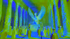 Priester in einem grandiosen Tempel von Heliopolis führen ein Ritual durch, bei dem sie eine goldene Statue des Bennu-Vogels verbrennen, um die Wiedergeburt zu symbolisieren.