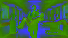 Joel lleva a una Ellie inconsciente a través de un pasillo de hospital tenuemente iluminado, huyendo de una instalación médica.