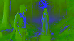 La Sayona apparaît d'abord à Diego, se tenant dans une forêt éclairée par la lune, avec des yeux brillants et une robe blanche.