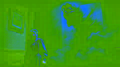 Lucy observa con terror desde la puerta mientras una sombra monstruosa envuelve a la señora Skegg en una habitación oscura y enredada.