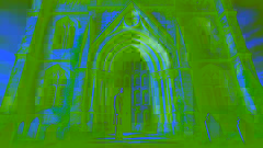 El narrador se encuentra ante la imponente y deteriorada entrada de la Casa Usher, mirando con indecisión la puerta gótica.