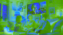 Die Kinder erzählen ihrer Großmutter am Videoanruf die Geschichte von dem unsichtbaren Band.