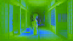 Aiko en un pasillo débilmente iluminado, mirando con curiosidad el tenue contorno del Zashiki-warashi.