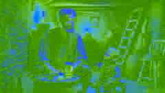 Seamus McLeary sorprendiendo a Fergal O’Conor bebiendo cerveza dentro de su acogedora cabaña iluminada por velas.