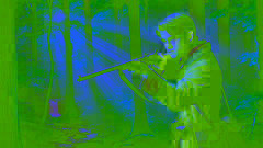 El joven Davy Crockett apuntando con su rifle en los densos bosques de Tennessee, aprendiendo a cazar.
