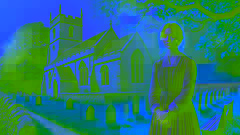 Esmé, nun eine junge Frau, steht Jahre später vor derselben Kirche und denkt über den Verlauf der Zeit nach.
