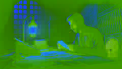 El visir, estudiando documentos a la luz de una linterna, contemplaba una posible conspiración en la oscuridad de la noche.