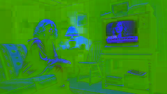 Amy, disfrazada, se sienta en una cabaña en ruinas, observando un reportaje en las noticias sobre su desaparición en la televisión.