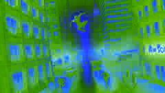 Un héros se balance entre deux gratte-ciel à New York, dans la nuit, tandis que des criminels fuient dans la rue en dessous.