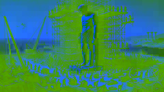 Arbeiter, die den Koloss von Rhodos errichten, mit sichtbarem Gerüst und teilweise fertiggestellter Bronzestatue.
