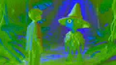 El primer encuentro de Mateo con el Duende en un claro del bosque poco iluminado, rodeado de densa vegetación.