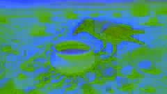 El cuervo mira dentro de la olla de barro, rodeada de piedras dispersas en el suelo seco y agrietado bajo un sol ardiente.