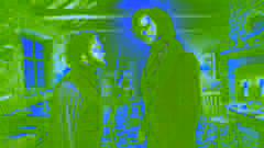 Heathcliff und Catherine Earnshaw stehen gemeinsam auf den Mooren, umgeben von leuchtend grünem Gras und bunten Wildblumen unter einem stürmischen Himmel.