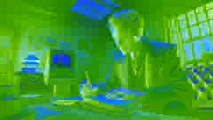 Winston Smith escribiendo en un viejo diario encuadernado en cuero en su pequeño apartamento tenuemente iluminado, mientras una telescreen transmite propaganda del Partido.