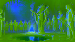 Ein Maya-Schamane leitet bei Dämmerung ein zeremonielles Ritual in der Nähe eines Cenote, während die Dorfbewohner sich versammelt haben und der Rauch von Weihrauch aufsteigt.