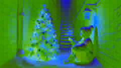 Un magnífico árbol de Navidad con velas brillantes y adornos aparece cuando la niña enciende su tercera fósforo.