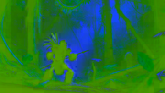 Ein Shuar-Krieger steht kampfbereit im dichten ecuadorianischen Regenwald, mit fokussierter Entschlossenheit und einem Speer in der Hand.