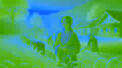 Mei, ahora humana, trabaja pacíficamente en los campos al anochecer, junto a los aldeanos, disfrutando de una vida sencilla.