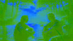 Sam y Ben se sientan junto a un tranquilo río, sus expresiones relajadas mientras el sol se pone, señalando la recuperación de su amistad.