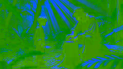 Tiago se encuentra con un cazador afilando su cuchillo en un claro del bosque, rodeado de espesa vegetación de la jungla.