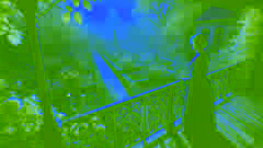 Vista desde un balcón donde una dama victoriana contempla un jardín en plena floración, con la luz del sol bailando sobre los senderos serpenteantes.