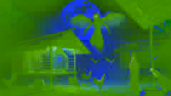 Krahang planeando sobre un gallinero mientras una viuda aterrorizada observa.