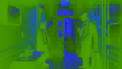 O senhorio discutindo com Marta na porta do apartamento esfumaçada, enquanto Karl esconde Dieter por perto.