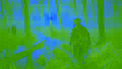La orilla del río cubierta de luz de luna, mientras el fugitivo se quita su ropa confederada para revelar un uniforme de la Unión.