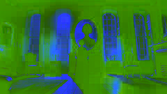 Espejo roto que refleja a un niño espectral en una habitación iluminada por la luna.